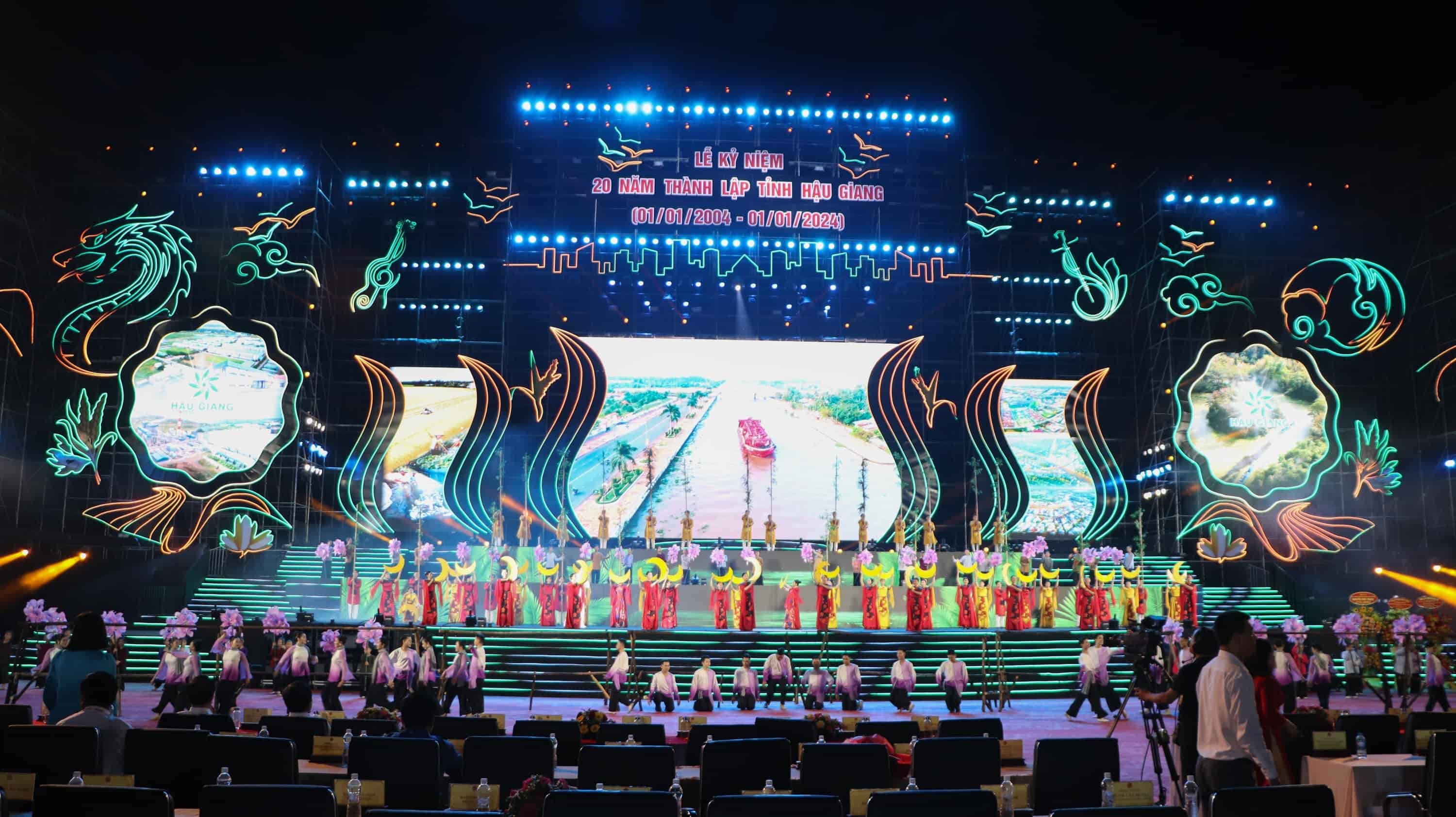 Chủ tịch nước Võ Văn Thưởng dự Lễ kỷ niệm 20 năm thành lập tỉnh Hậu Giang Chủ tịch nước Võ Văn Thưởng dự Lễ kỷ niệm 20 năm thành lập tỉnh Hậu Giang