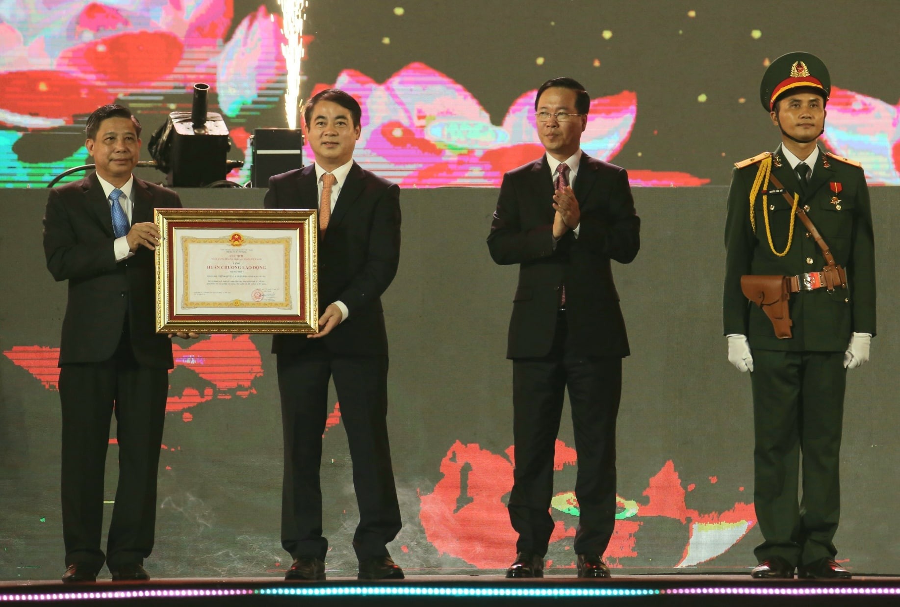 Chủ tịch nước Võ Văn Thưởng dự Lễ kỷ niệm 20 năm thành lập tỉnh Hậu Giang Chủ tịch nước Võ Văn Thưởng dự Lễ kỷ niệm 20 năm thành lập tỉnh Hậu Giang