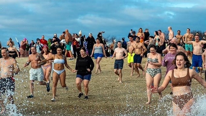 Mỹ: Phong tục truyền thống hơn 100 năm, tắm nước lạnh tại cảng Boston để đón năm mới