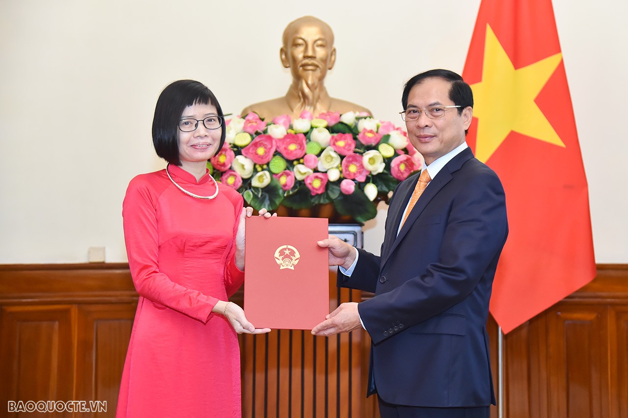 Tại buổi lễ, Ủy viên Trung ương Đảng, Bộ trưởng Ngoại giao Bùi Thanh Sơn trao quyết định bổ nhiệm bà Tôn Thị Ngọc Hương, Giám đốc Trung tâm Đào tạo-Bồi dưỡng cán bộ đối ngoại, Học viện Ngoại giao, giữ chức Đại sứ, Đại diện Thường trực nước CHXHCN Việt Nam tại ASEAN (Jakarta, Indonesia), thay ông Nguyễn Hải Bằng, Đại sứ, Đại diện Thường trú hết nhiệm kỳ. Tại buổi lễ, Ủy viên Trung ương Đảng, Bộ trưởng Ngoại giao Bùi Thanh Sơn trao quyết định bổ nhiệm bà Tôn Thị Ngọc Hương, Giám đốc Trung tâm Đào tạo-Bồi dưỡng cán bộ đối ngoại, Học viện Ngoại giao, giữ chức Đại sứ, Đại diện Thường trực nước CHXHCN Việt Nam tại ASEAN (Jakarta, Indonesia), thay ông Nguyễn Hải Bằng, Đại sứ, Đại diện Thường trú hết nhiệm kỳ.