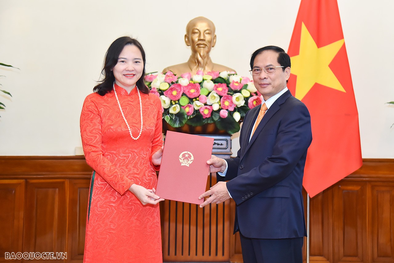 Tại buổi lễ, Ủy viên Trung ương Đảng, Bộ trưởng Ngoại giao Bùi Thanh Sơn trao quyết định bổ nhiệm bà Nguyễn Thị Vân Anh, Phó Vụ trưởng Vụ các Tổ chức quốc tế, giữ chức Đại sứ, Đại diện Thường trú nước CHXHCN Việt Nam bên cạnh UNESCO tại Pháp, thay bà Lê Thị Hồng Vân, Đại sứ, Đai diện Thường trú hết nhiệm kỳ. Tại buổi lễ, Ủy viên Trung ương Đảng, Bộ trưởng Ngoại giao Bùi Thanh Sơn trao quyết định bổ nhiệm bà Nguyễn Thị Vân Anh, Phó Vụ trưởng Vụ các Tổ chức quốc tế, giữ chức Đại sứ, Đại diện Thường trú nước CHXHCN Việt Nam bên cạnh UNESCO tại Pháp, thay bà Lê Thị Hồng Vân, Đại sứ, Đai diện Thường trú hết nhiệm kỳ.