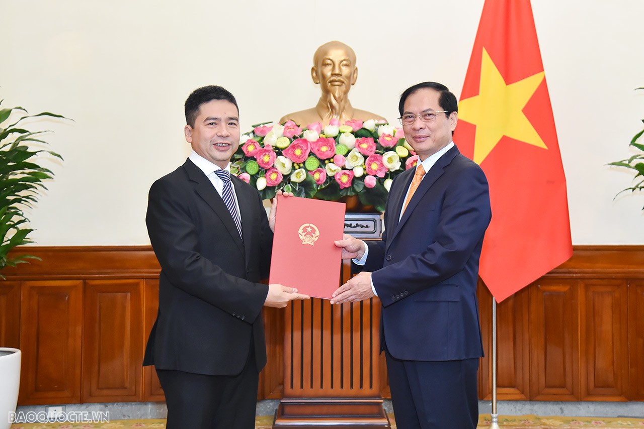 Tại buổi lễ, Ủy viên Trung ương Đảng, Bộ trưởng Ngoại giao Bùi Thanh Sơn trao quyết định bổ nhiệm ông Hoàng Thùy Dương, Cục trưởng Cục Phục vụ Ngoại giao đoàn, giữ chức Tổng Lãnh sự Việt Nam tại Houston, Hoa Kỳ, thay ông Nguyễn Trắc Bá, Tổng Lãnh sự hết nhiệm kỳ. Tại buổi lễ, Ủy viên Trung ương Đảng, Bộ trưởng Ngoại giao Bùi Thanh Sơn trao quyết định bổ nhiệm ông Hoàng Thùy Dương, Cục trưởng Cục Phục vụ Ngoại giao đoàn, giữ chức Tổng Lãnh sự Việt Nam tại Houston, Hoa Kỳ, thay ông Nguyễn Trắc Bá, Tổng Lãnh sự hết nhiệm kỳ.