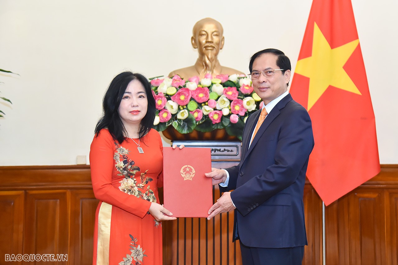 Tại buổi lễ, Ủy viên Trung ương Đảng, Bộ trưởng Ngoại giao Bùi Thanh Sơn trao quyết định bổ nhiệm bà Phan Kiều Thu, Phó Vụ trưởng, Văn phòng Đảng ủy - Đoàn thể, giữ chức Tổng Lãnh sự Việt Nam tại Vancouver, Canada, thay ông Nguyễn Quang Trung, Tổng Lãnh sự hết nhiệm kỳ. Tại buổi lễ, Ủy viên Trung ương Đảng, Bộ trưởng Ngoại giao Bùi Thanh Sơn trao quyết định bổ nhiệm bà Phan Kiều Thu, Phó Vụ trưởng, Văn phòng Đảng ủy - Đoàn thể, giữ chức Tổng Lãnh sự Việt Nam tại Vancouver, Canada, thay ông Nguyễn Quang Trung, Tổng Lãnh sự hết nhiệm kỳ.