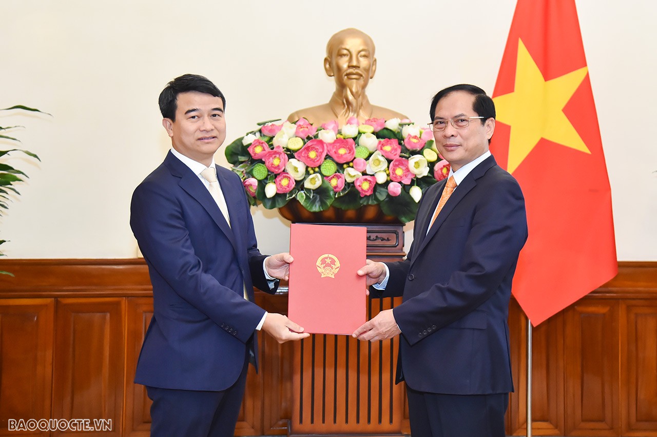 Tại buổi lễ, Ủy viên Trung ương Đảng, Bộ trưởng Ngoại giao Bùi Thanh Sơn trao quyết định bổ nhiệm ông Lưu Xuân Đồng, Vụ trưởng Vụ Tuyên truyền, Thông tin và Tư liệu, Ủy ban Biên giới quốc gia, giữ chức Tổng Lãnh sự Việt Nam tại Frankfurt, Đức, thay ông Lê Quang Long, Tổng Lãnh sự hết nhiệm kỳ. Tại buổi lễ, Ủy viên Trung ương Đảng, Bộ trưởng Ngoại giao Bùi Thanh Sơn trao quyết định bổ nhiệm ông Lưu Xuân Đồng, Vụ trưởng Vụ Tuyên truyền, Thông tin và Tư liệu, Ủy ban Biên giới quốc gia, giữ chức Tổng Lãnh sự Việt Nam tại Frankfurt, Đức, thay ông Lê Quang Long, Tổng Lãnh sự hết nhiệm kỳ.