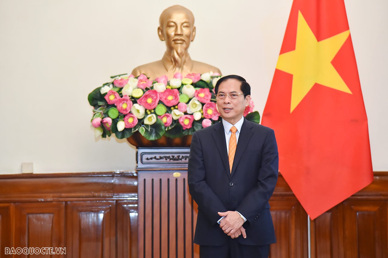 Phát biểu tại Lễ trao quyết định bổ nhiệm, trong không khí năm mới 2024, Bộ trưởng Ngoại giao Bùi Thanh Sơn chúc mừng các cán bộ vừa được bổ nhiệm làm Đại sứ, Đại diện Thường trú và Tổng Lãnh sự Việt Nam tại các địa bàn. Bộ trưởng nhấn mạnh, đây là sự tin tưởng của Ban cán sự Đảng Bộ, Lãnh đạo Bộ đối với năng lực và kinh nghiệm công tác của các cán bộ. Giao nhiệm vụ cụ thể đối với từng cán bộ, Bộ trưởng đề nghị các tân Trưởng cơ quan đại diện Việt Nam ở nước ngoài tiếp tục thúc đẩy mạnh mẽ quan hệ hợp tác giữa địa phương, doanh nghiệp hai nước trên tất cả các mặt: chính trị, kinh tế, văn hóa-xã hội, bảo hộ công dân… đi vào thực chất, hiệu quả. Trong bối cảnh toàn Ngành đang tích cực triển khai đường lối đối ngoại theo Nghị quyết Đại hội XIII của Đảng và xây dựng, phát triển Ngành toàn diện, hiện đại, vững mạnh…, Bộ trưởng mong muốn các tân Trưởng cơ quan đại diện phát huy năng lực và sở trường, lãnh đạo đơn vị đoàn kết, hoàn thành tốt nhiệm vụ được giao, đóng góp tích cực vào việc thu hút các nguồn lực, phục vụ phát triển đất nước và bảo vệ Tổ quốc. Phát biểu tại Lễ trao quyết định bổ nhiệm, trong không khí năm mới 2024, Bộ trưởng Ngoại giao Bùi Thanh Sơn chúc mừng các cán bộ vừa được bổ nhiệm làm Đại sứ, Đại diện Thường trú và Tổng Lãnh sự Việt Nam tại các địa bàn. Bộ trưởng nhấn mạnh, đây là sự tin tưởng của Ban cán sự Đảng Bộ, Lãnh đạo Bộ đối với năng lực và kinh nghiệm công tác của các cán bộ. Giao nhiệm vụ cụ thể đối với từng cán bộ, Bộ trưởng đề nghị các tân Trưởng cơ quan đại diện Việt Nam ở nước ngoài tiếp tục thúc đẩy mạnh mẽ quan hệ hợp tác giữa địa phương, doanh nghiệp hai nước trên tất cả các mặt: chính trị, kinh tế, văn hóa-xã hội, bảo hộ công dân… đi vào thực chất, hiệu quả. Trong bối cảnh toàn Ngành đang tích cực triển khai đường lối đối ngoại theo Nghị quyết Đại hội XIII của Đảng và xây dựng, phát triển Ngành toàn diện, hiện đại, vững mạnh…, Bộ trưởng mong muốn các tân Trưởng cơ quan đại diện phát huy năng lực và sở trường, lãnh đạo đơn vị đoàn kết, hoàn thành tốt nhiệm vụ được giao, đóng góp tích cực vào việc thu hút các nguồn lực, phục vụ phát triển đất nước và bảo vệ Tổ quốc.