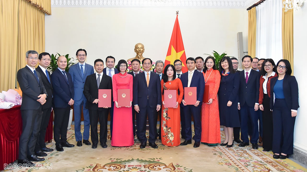 Tham dự buổi lễ trao quyết định có đồng chí: Đỗ Hùng Việt, Thứ trưởng Ngoại giao; Trần Ngọc An, Vụ trưởng Vụ Tổ chức cán bộ và thủ trưởng các đơn vị có liên quan của Bộ Ngoại giao. Tham dự buổi lễ trao quyết định có đồng chí: Đỗ Hùng Việt, Thứ trưởng Ngoại giao; Trần Ngọc An, Vụ trưởng Vụ Tổ chức cán bộ và thủ trưởng các đơn vị có liên quan của Bộ Ngoại giao.