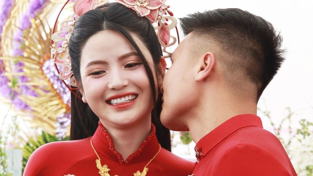 Khoảnh khắc tình tứ, ngọt ngào của cặp 'trai tài gái sắc' Quang Hải - Chu Thanh Huyền