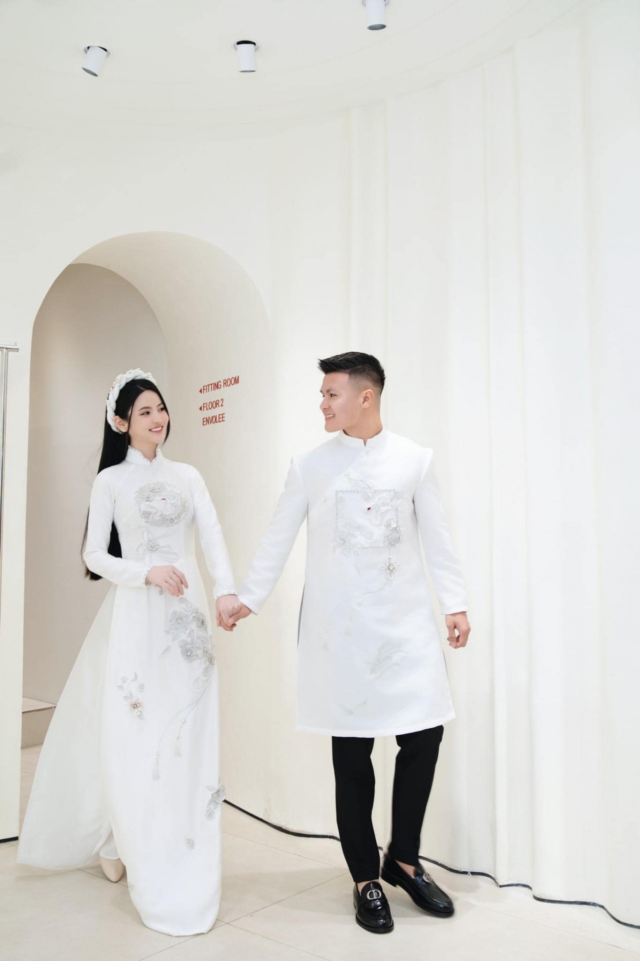 Khoảnh khắc tình tứ, ngọt ngào của cặp đôi 'trai tài gái sắc' Quang Hải - Chu Thanh Huyền