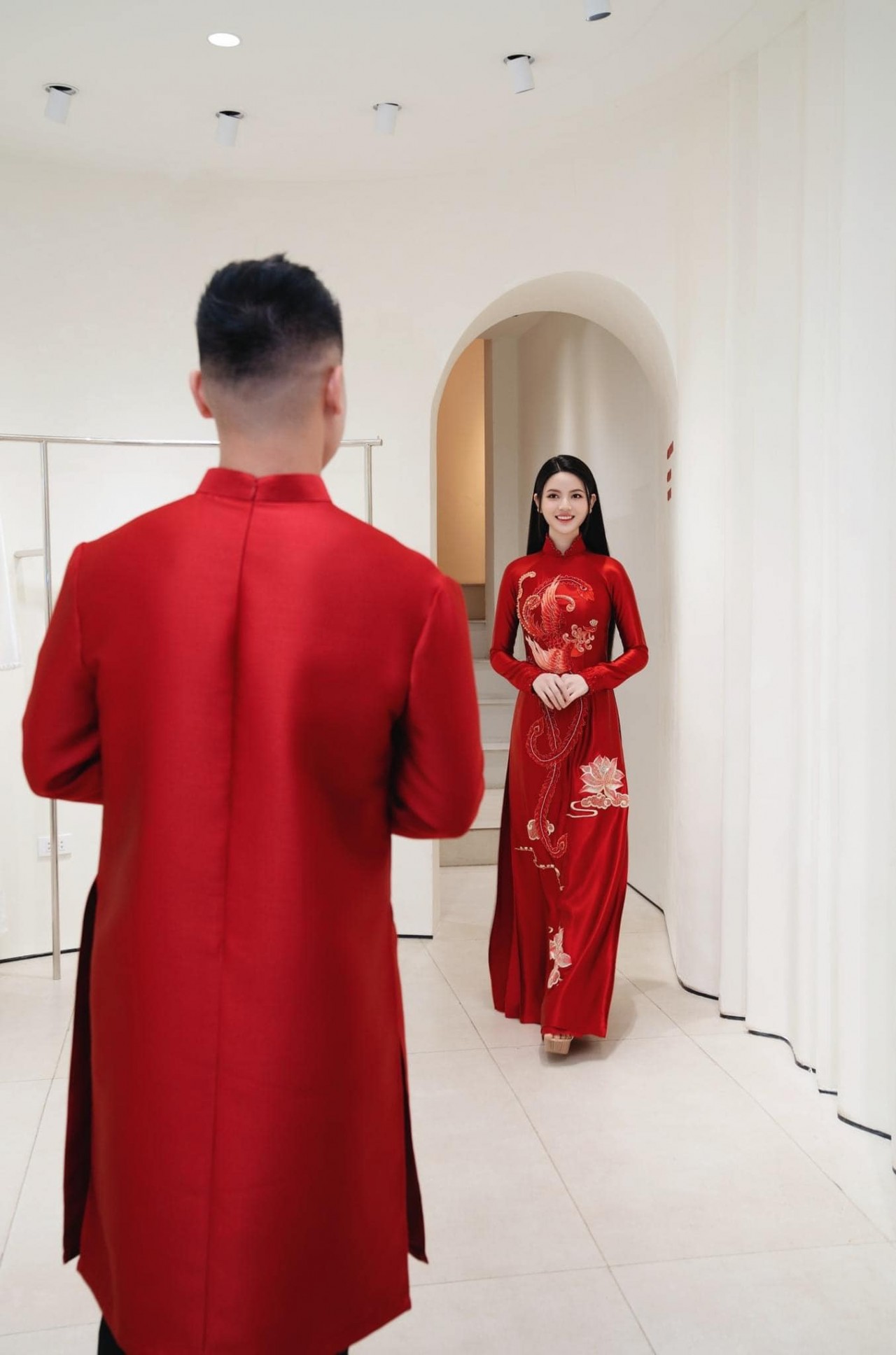 Khoảnh khắc tình tứ, ngọt ngào của cặp đôi 'trai tài gái sắc' Quang Hải - Chu Thanh Huyền