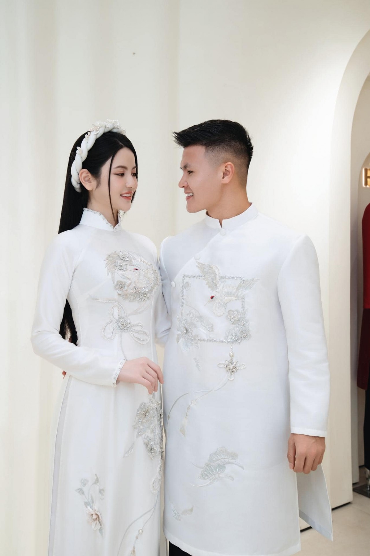 Khoảnh khắc tình tứ, ngọt ngào của cặp đôi 'trai tài gái sắc' Quang Hải - Chu Thanh Huyền