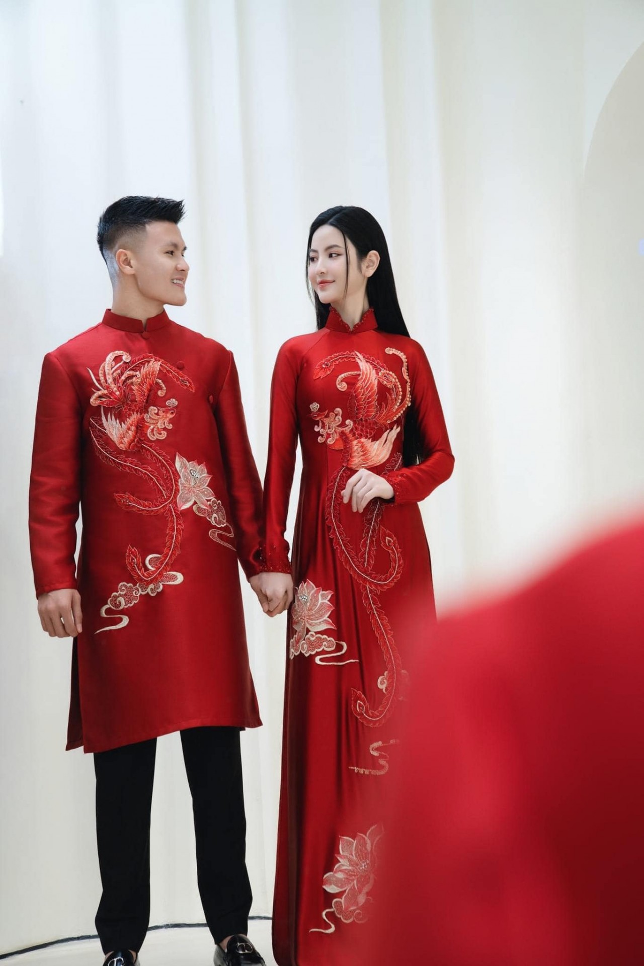 Khoảnh khắc tình tứ, ngọt ngào của cặp đôi 'trai tài gái sắc' Quang Hải - Chu Thanh Huyền