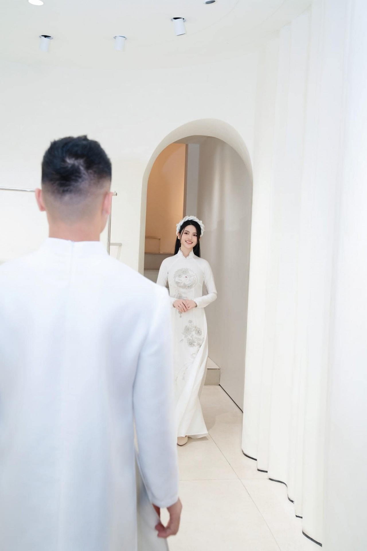 Khoảnh khắc tình tứ, ngọt ngào của cặp đôi 'trai tài gái sắc' Quang Hải - Chu Thanh Huyền