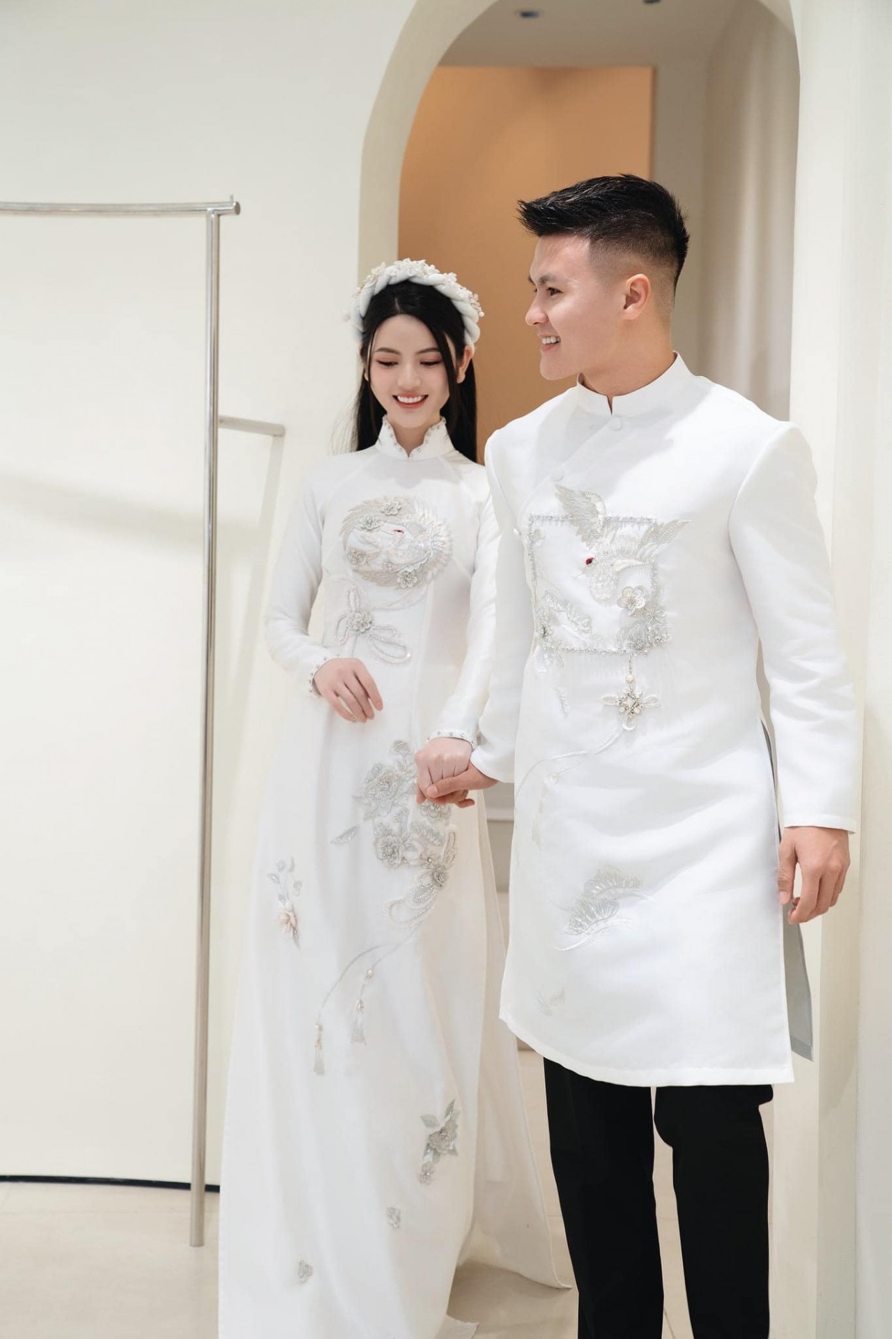 Khoảnh khắc tình tứ, ngọt ngào của cặp đôi 'trai tài gái sắc' Quang Hải - Chu Thanh Huyền