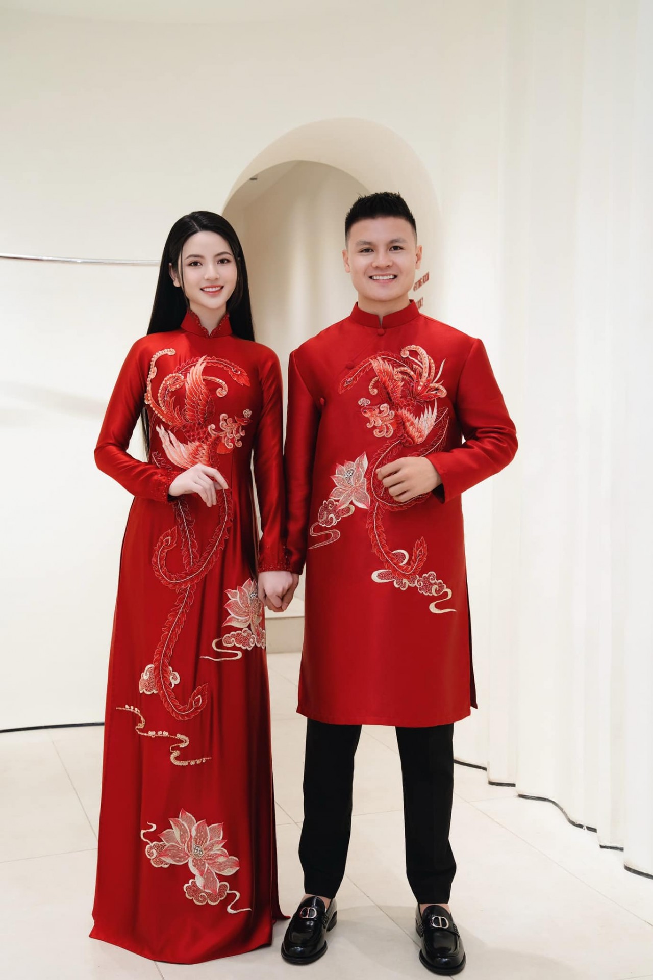 Khoảnh khắc tình tứ, ngọt ngào của cặp đôi 'trai tài gái sắc' Quang Hải - Chu Thanh Huyền