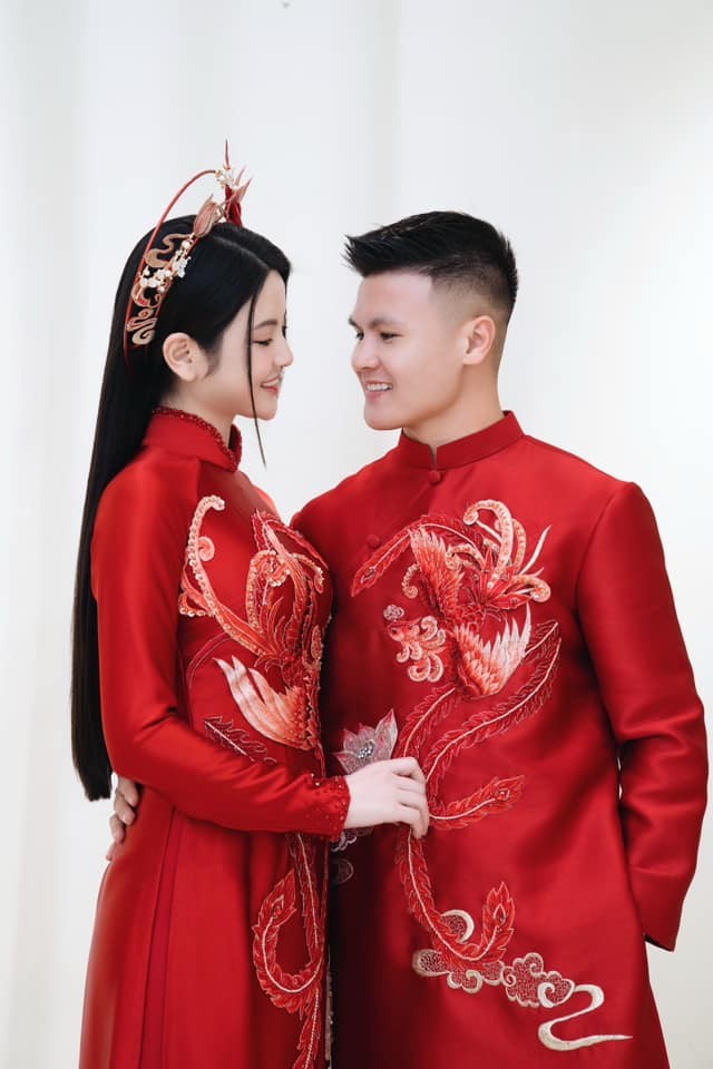 Khoảnh khắc tình tứ, ngọt ngào của cặp đôi 'trai tài gái sắc' Quang Hải - Chu Thanh Huyền