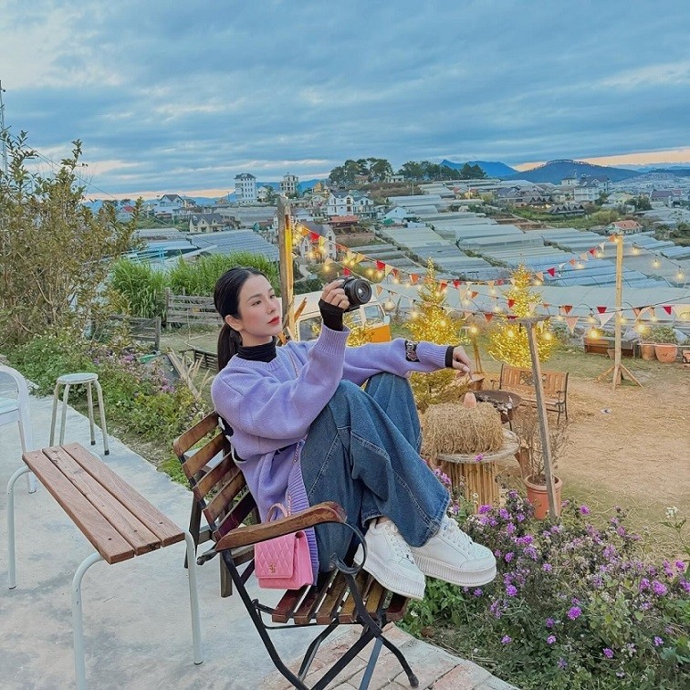 Diệp Lâm Anh lên Đà Lạt nghỉ dưỡng trong dịp Tết Dương lịch. Cô check-in một quán cà phê, ngắm thành phố từ trên cao. 