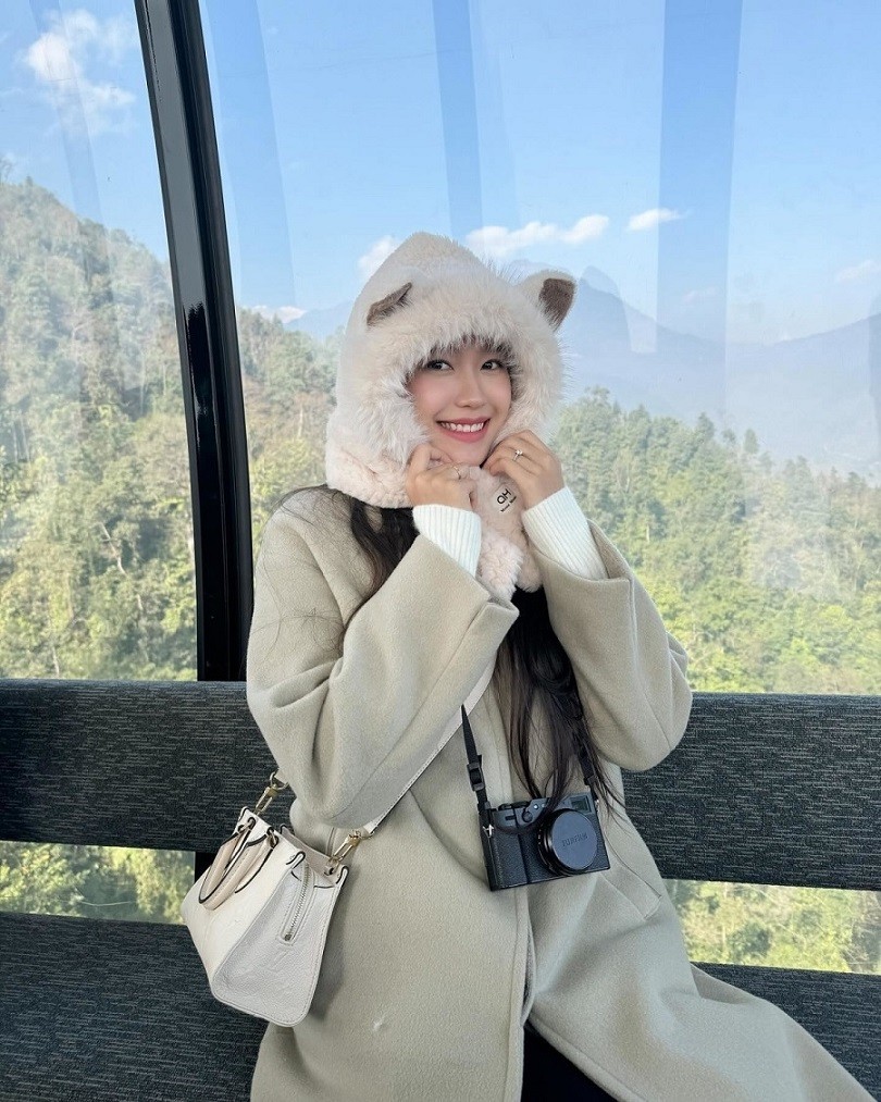 Cầu thủ Đoàn Văn Hậu và vợ Doãn Hải My lên Sapa trong những ngày đầu tiên của năm mới. Vợ chồng son đi cáp treo lên đỉnh Fansipan và nghỉ dưỡng ở một khách sạn cao cấp ngay trung tâm thị trấn.