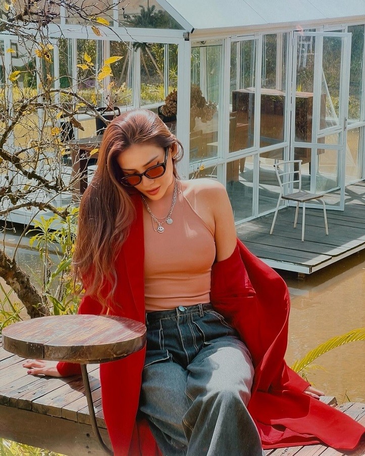 Võ Hoàng Yến cùng nhóm bạn thân lên Đà Lạt nghỉ ngơi trong dịp đầu năm. Cả nhóm ghé quán cà phê Đợi Một Người khá nổi tiếng với căn nhà kính giữa hồ nước. 