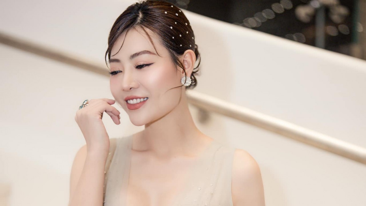 Diễn viên Thanh Hương gợi cảm 'đốt mắt' người đối diện