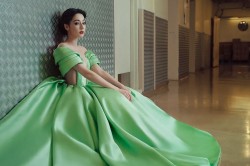 Địch Lệ Nhiệt Ba xinh đẹp trong bộ ảnh thời trang chào năm 2024