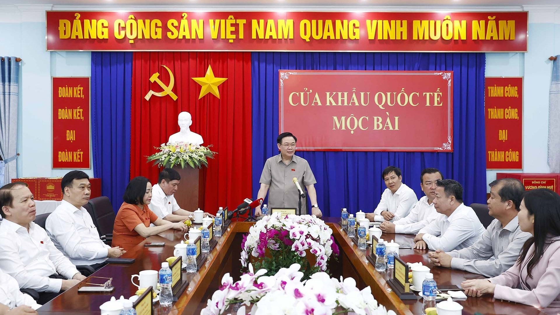 Chủ tịch Quốc hội Vương Đình Huệ thăm, làm việc tại Cửa khẩu quốc tế Mộc Bài