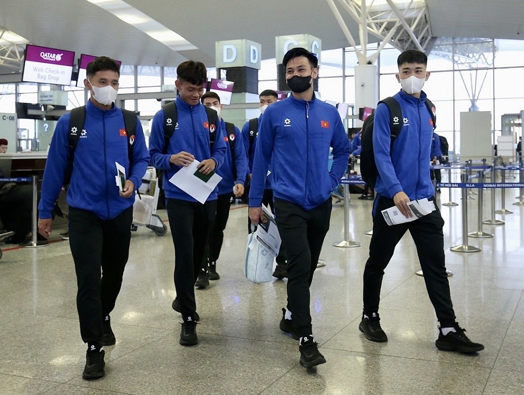 Đội tuyển Việt Nam xuất phát từ trụ sở Liên đoàn Bóng đá Việt Nam (VFF) tại Hà Nội lúc 6h. Chuyến bay của đội tuyển cất cánh lúc 8h30 và bay thẳng từ Hà Nội đến Doha, Qatar. (Ảnh: Hiếu Lương)