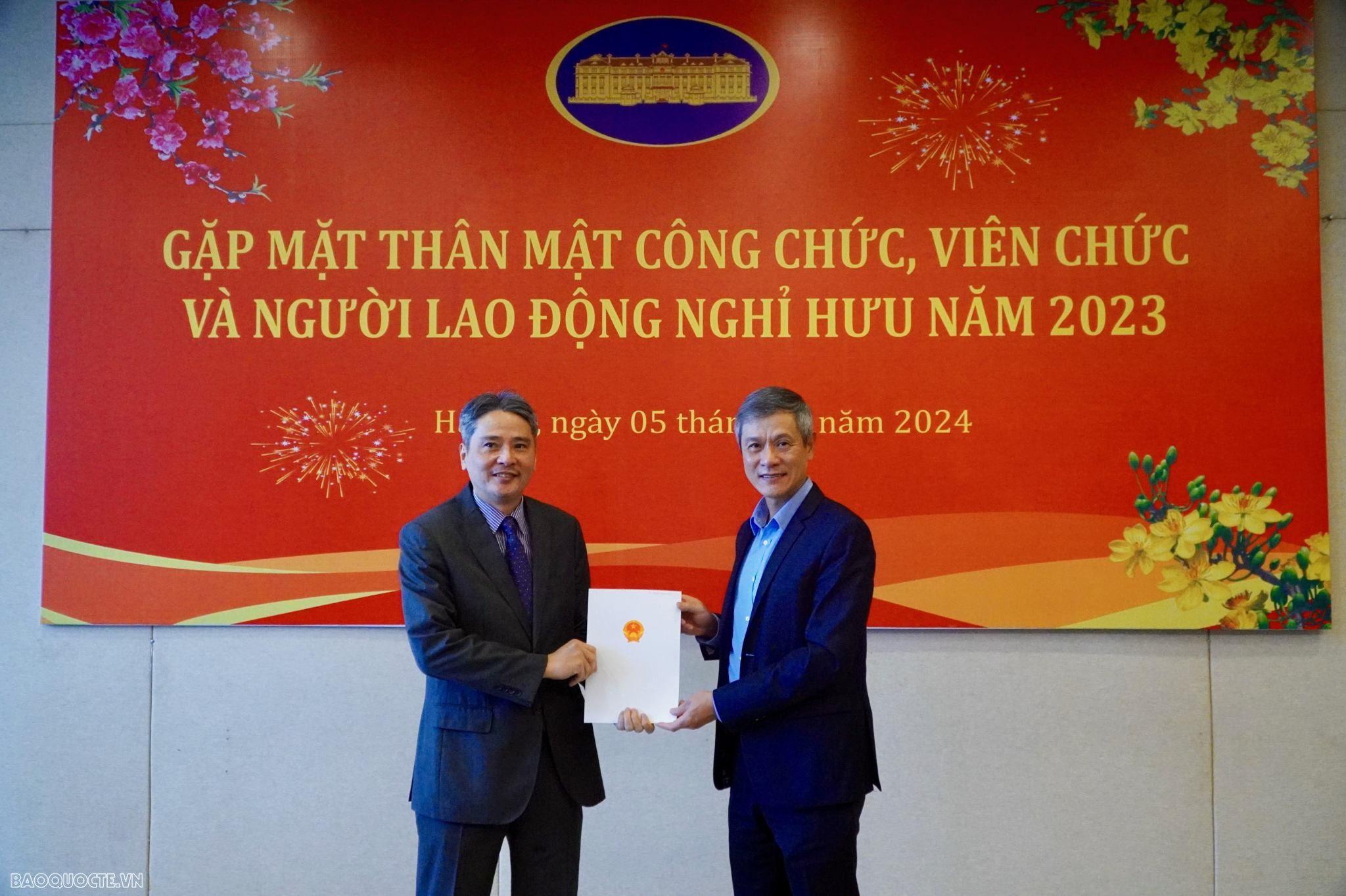 Trao quyết định nghỉ hưu cho 08 cán bộ Ngoại giao