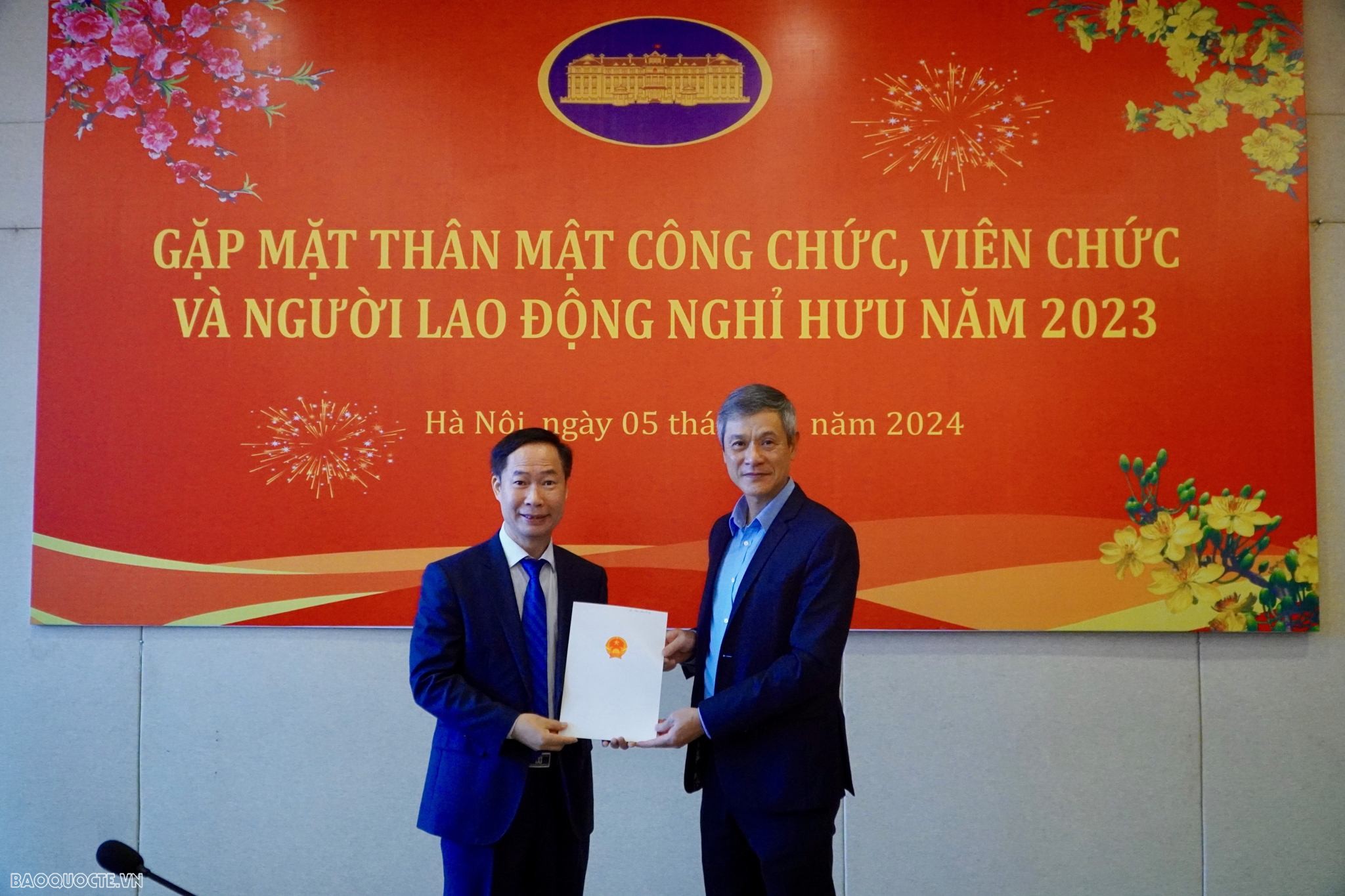 Trao quyết định nghỉ hưu cho 08 cán bộ Ngoại giao