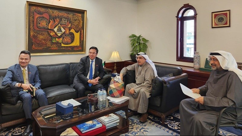 Đại sứ Ngô Toàn Thắng chúc mừng Quỹ Kuwait nhân dịp kỷ niệm 62 năm thành lập