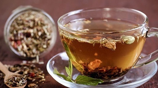 Những thói quen ăn uống cần tránh để bảo đảm sức khỏe khi ngồi làm việc lâu