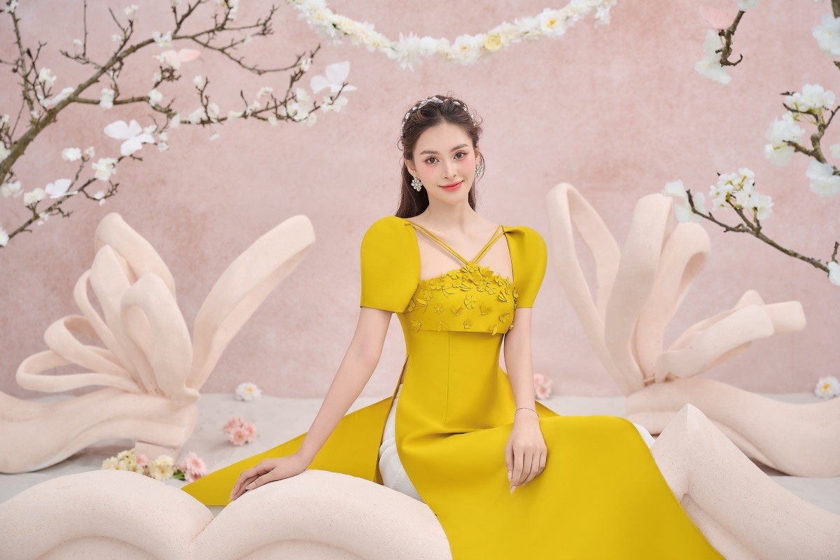 Hoa hậu Tiểu Vy phong cách tiểu thư ngọt ngào trong bộ ảnh áo dài cách tân dịp Tết