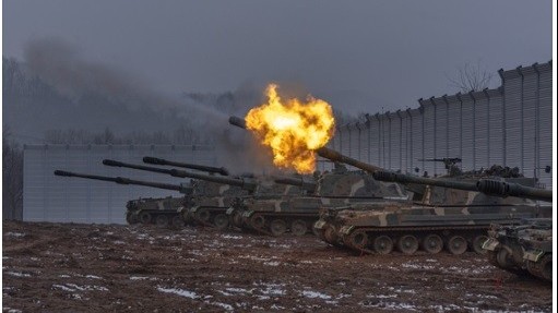 Hàn Quốc tập trận, bắn 400 quả đạn pháo, pháo tự hành K9 và xe tăng được huy động tham gia