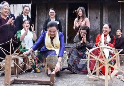 Hai phu nhân Thủ tướng Việt Nam và Lào trải nghiệm làm nghệ nhân làng lụa đũi Nam Cao, Thái Bình