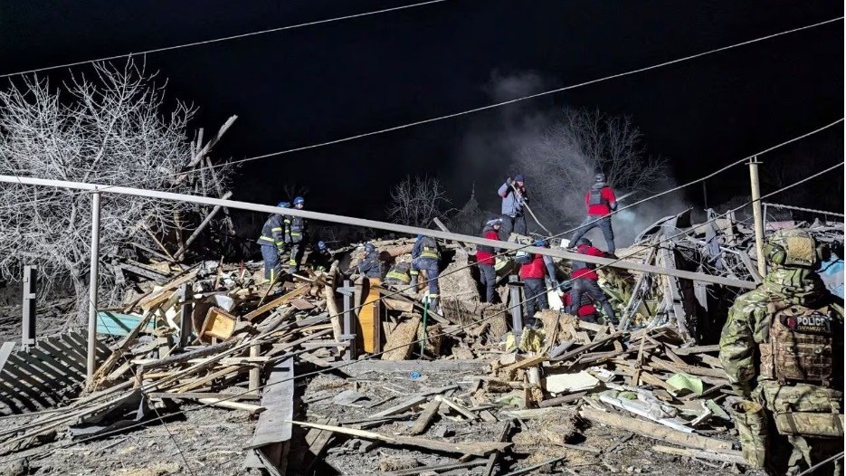 Xung đột Nga-Ukraine: 11 người thiệt mạng trong cuộc tấn công bằng tên lửa S-300 ở Đông Ukraine, nỗ lực cứu hộ vẫn tiếp tục