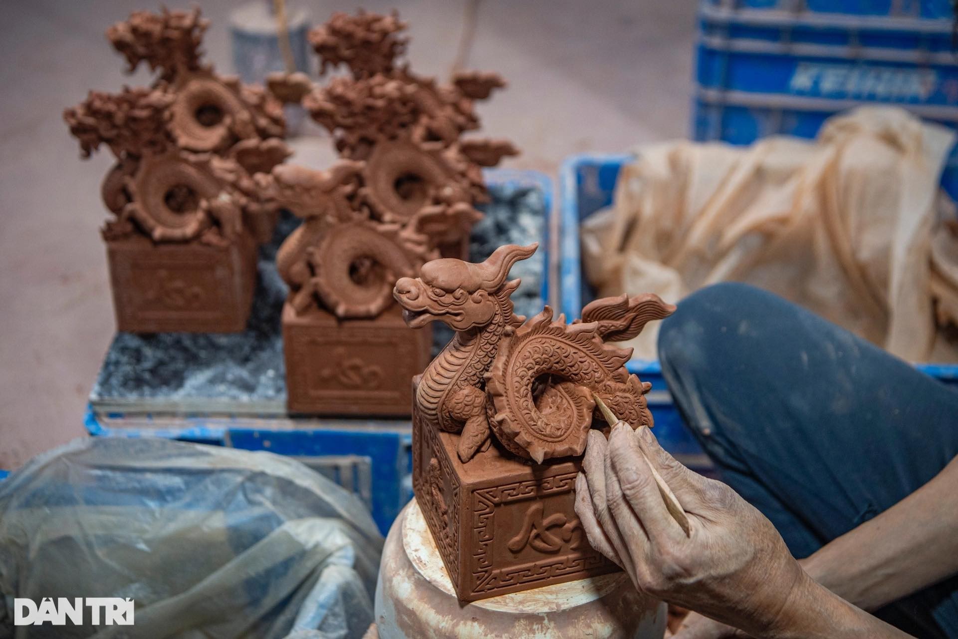 Ấn 'Hoàng đế chi bảo' phiên bản gốm vẽ vàng ở Bát Tràng