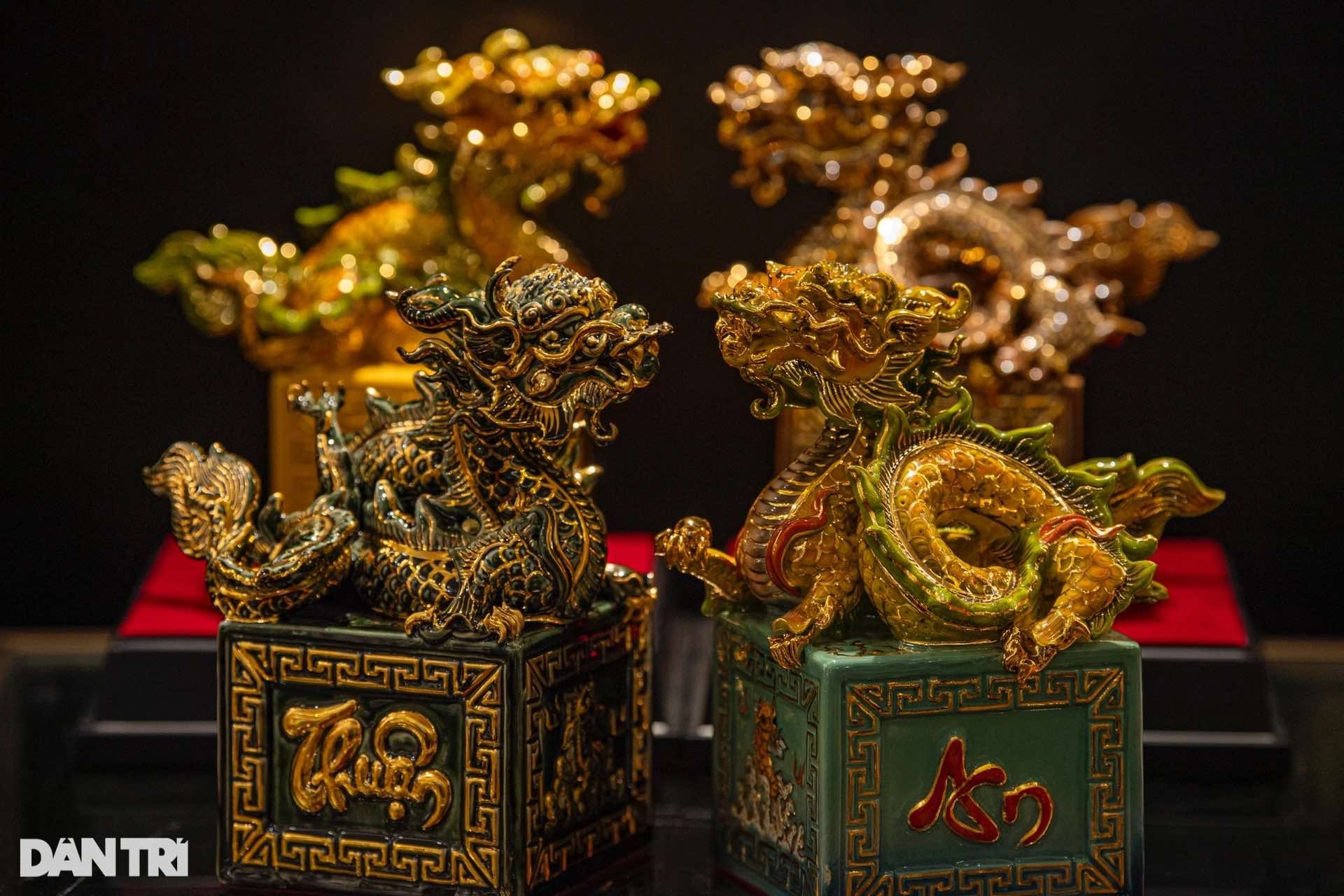 Ấn 'Hoàng đế chi bảo' phiên bản gốm vẽ vàng ở Bát Tràng