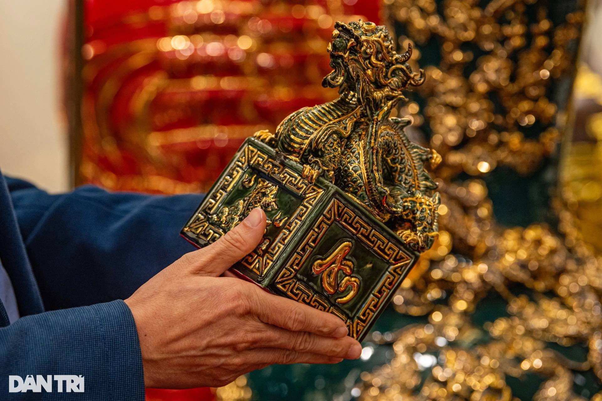 Ấn 'Hoàng đế chi bảo' phiên bản gốm vẽ vàng ở Bát Tràng