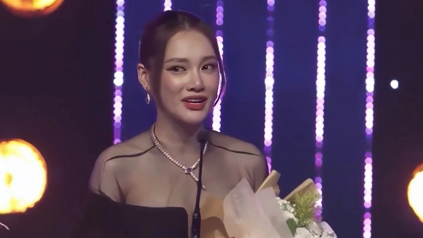 Nhận giải hot mom của năm, Nhã Phương ngấn lệ cảm ơn chồng