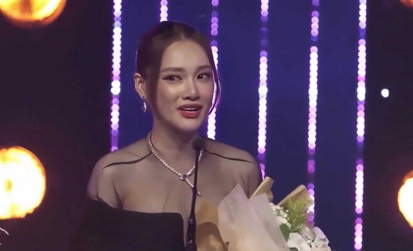 Nhận giải hot mom của năm, Nhã Phương ngấn lệ cảm ơn chồng Nhận giải hot mom của năm, Nhã Phương ngấn lệ cảm ơn chồng