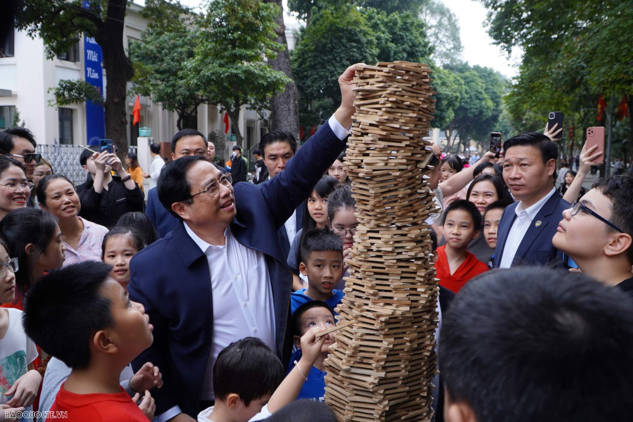 Hai Thủ tướng Việt Nam-Lào đi dạo Hồ Gươm và thưởng thức caphe