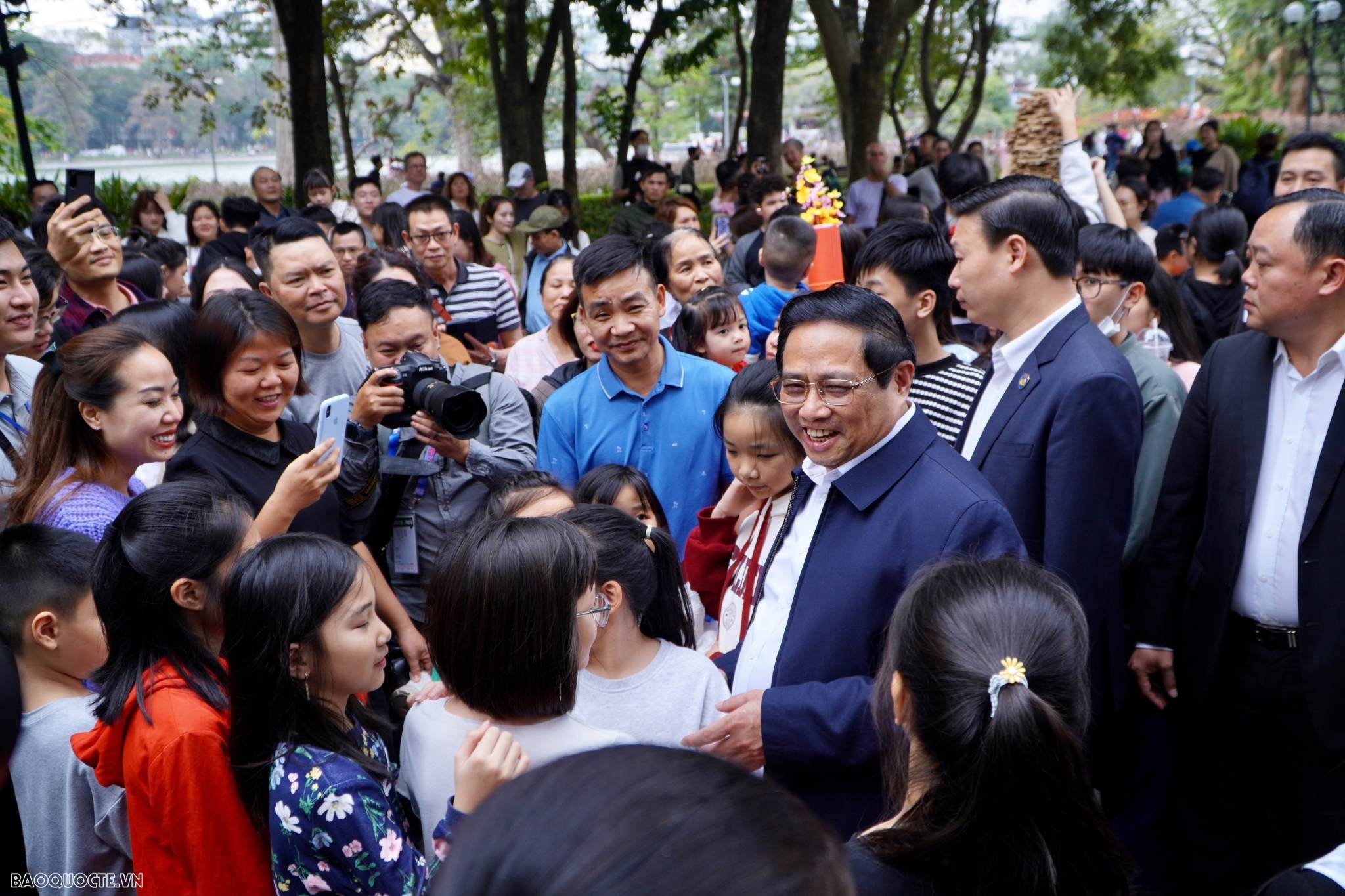 Hai Thủ tướng Việt Nam-Lào đi dạo Hồ Gươm và thưởng thức caphe