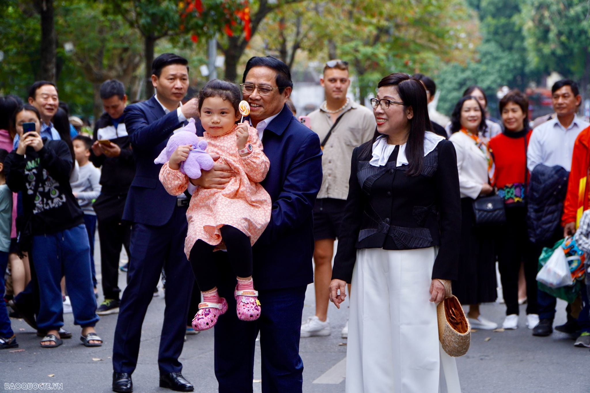 Hai Thủ tướng Việt Nam-Lào đi dạo Hồ Gươm và thưởng thức caphe