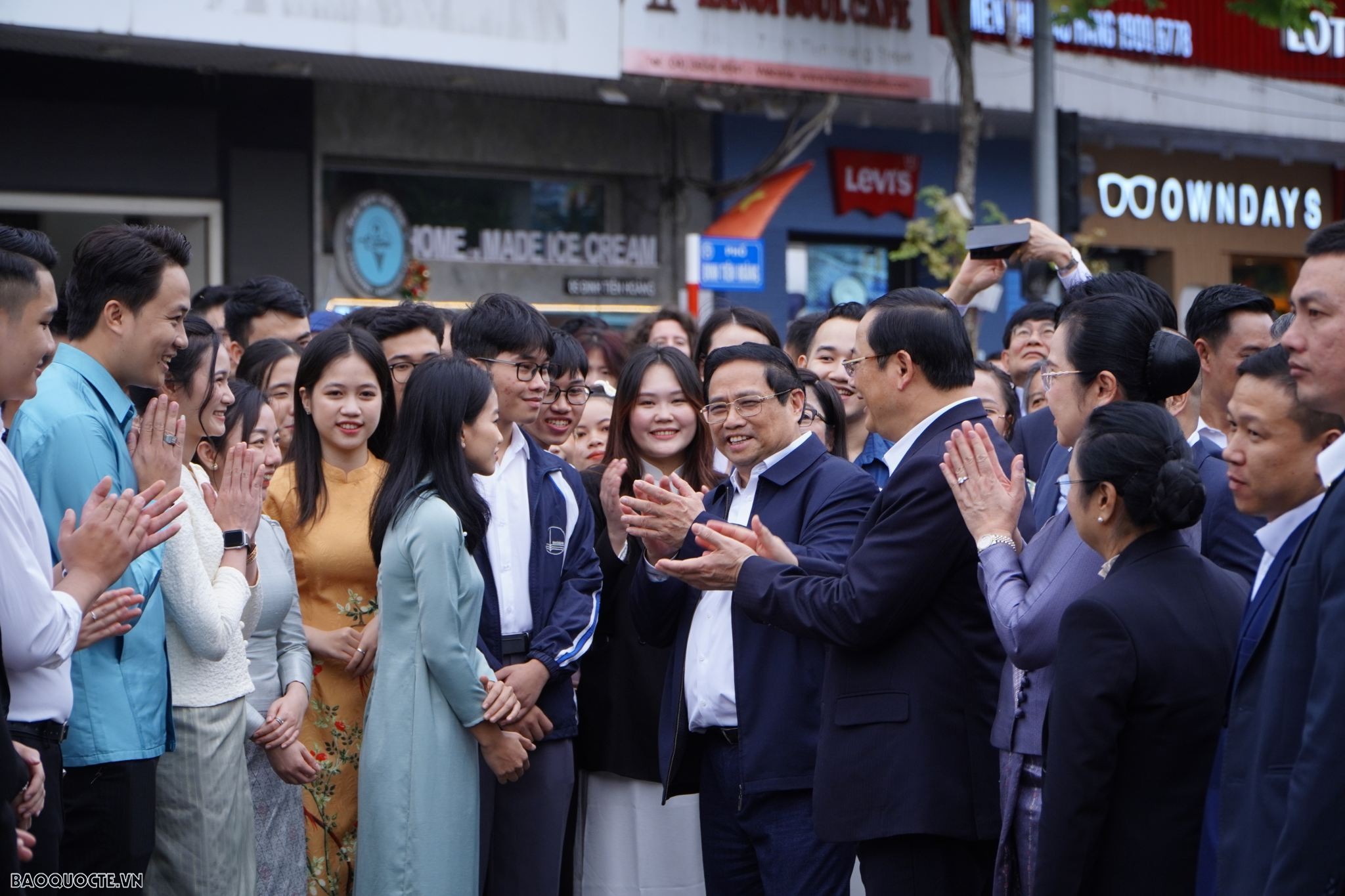 Hai Thủ tướng Việt Nam-Lào đi dạo Hồ Gươm và thưởng thức caphe