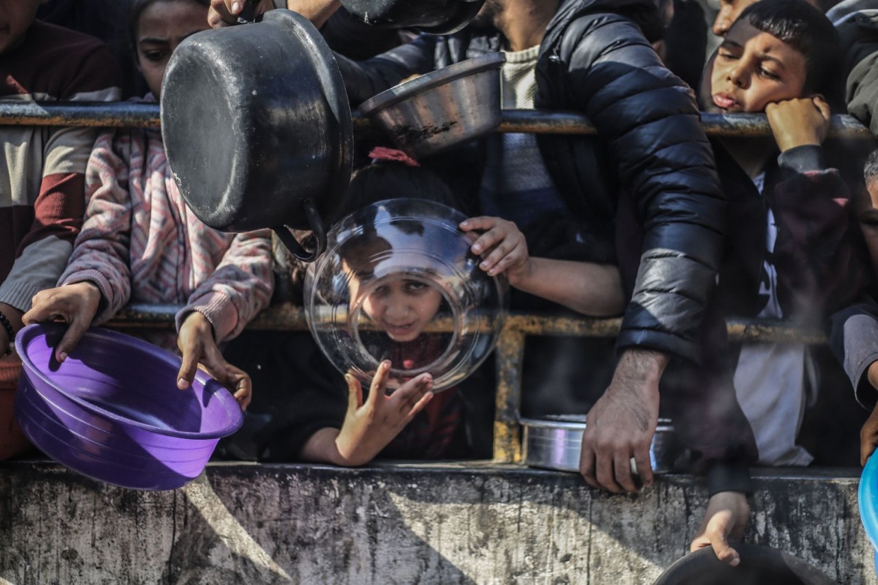 Ảnh ấn tượng (1 7/1): Nga nói tiến bộ ‘hơn tất cả những nước khác’ về sản xuất vũ khí, cơ sở khí đốt Ukraine bốc cháy, đánh bom đẫm máu ở Iran