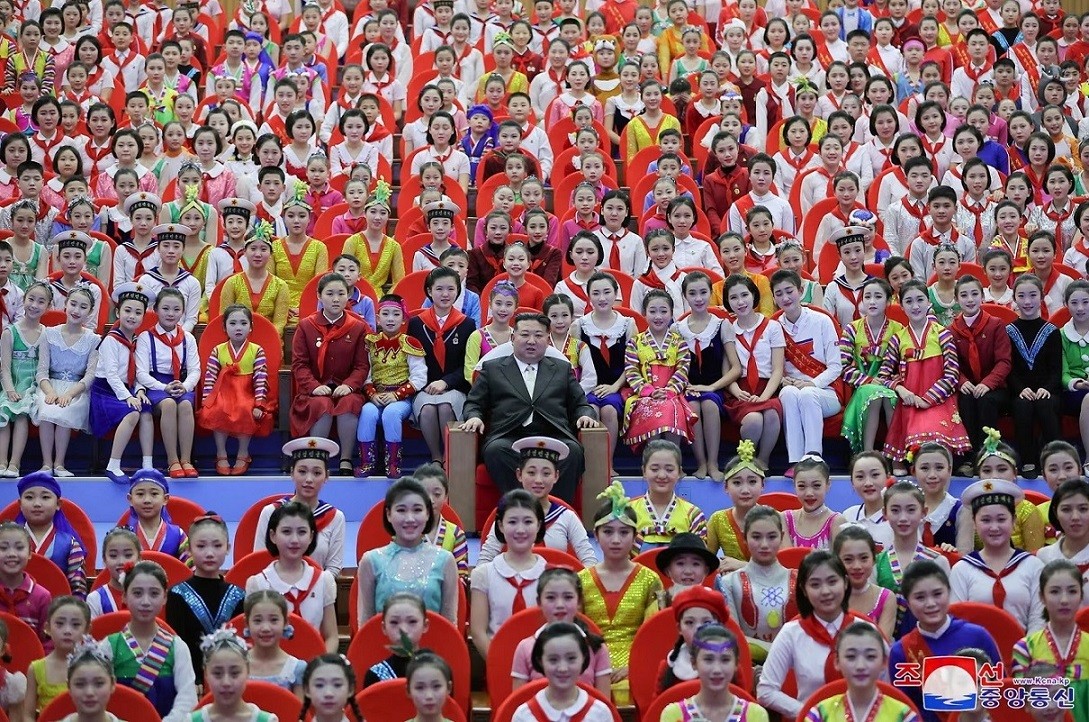 Ảnh ấn tượng (1 7/1): Nga nói tiến bộ ‘hơn tất cả những nước khác’ về sản xuất vũ khí, cơ sở khí đốt Ukraine bốc cháy, đánh bom đẫm máu ở Iran