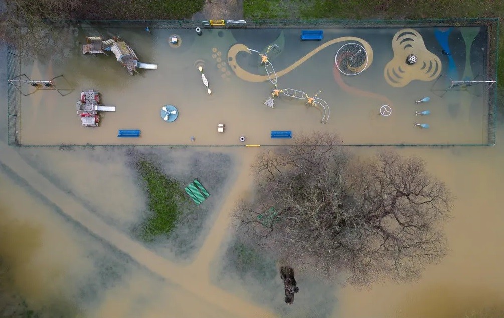 Ảnh ấn tượng (1 7/1): Nga nói tiến bộ ‘hơn tất cả những nước khác’ về sản xuất vũ khí, cơ sở khí đốt Ukraine bốc cháy, đánh bom đẫm máu ở Iran