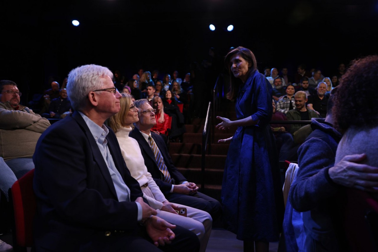 Ảnh ấn tượng (1 7/1): Nga nói tiến bộ ‘hơn tất cả những nước khác’ về sản xuất vũ khí, cơ sở khí đốt Ukraine bốc cháy, đánh bom đẫm máu ở Iran