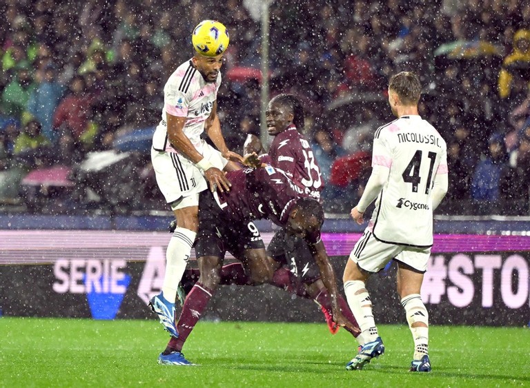 Hai đội thi đấu dưới cơn mưa nặng hạt. Hai đội thi đấu dưới cơn mưa nặng hạt.