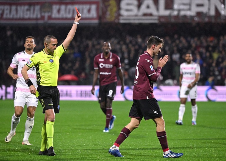 Khoảnh khắc người hùng và tội đồ vốn mong manh trong bóng đá khi Maggiore phải nhận thẻ vàng thứ 2 ở đầu hiệp 2. Khoảnh khắc người hùng và tội đồ vốn mong manh trong bóng đá khi Maggiore phải nhận thẻ vàng thứ 2 ở đầu hiệp 2.