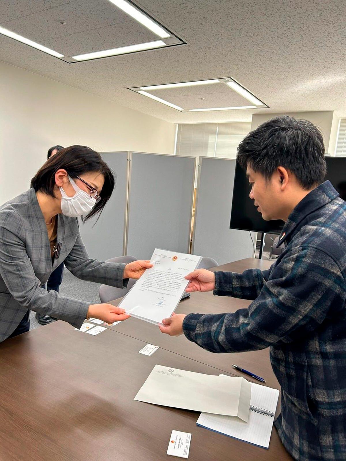 Công sứ Nguyễn Đức Minh trao thư thăm hỏi của Đại sứ cho Thống đốc Tỉnh; Đoàn công tác gặp nghiệp đoàn Oreon-Vietnam và các thực tập sinh Việt Nam.